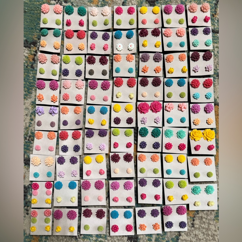 Flower stud earrings - Picture 2 of 3